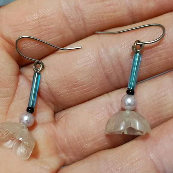 VINTAGE TRUMPET LILY FAUX PEARL DROP DANGLE HOOK 1.1" EARRINGS - Picture 4 of 9